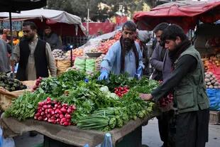 La gente compra verduras en un mercado durante el Ramadán, el mes sagrado del Islam, en Kabul
