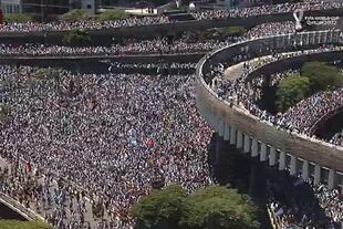 Los hinchas coparon la autopista