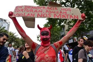 Una semana de manifestaciones, enfrentamientos y saqueos en Santiago y otras ciudades han dejado 19 muertos y denuncias de abusos a los derechos humanos