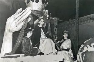 En 1966, Teté Coustarot fue elegida la primera Reina de la Manzana de la historia. Tres años más tarde también ganaría el primer concurso Miss Siete Días.