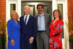 El primer ministro canadiense, Justin Trudeau, y su esposa, Sophie Gregoire-Trudeau, reciben al presidente estadounidense, Joe Biden, y a la primera dama, Jill Biden, a su llegada a Rideau Cottage, en Ottawa.
