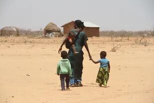 14/05/2022 Mujer caminando con sus hijos en la aldea de Bandarero, condado de Moyale, Kenia POLITICA RITA MAINGI, OCHA