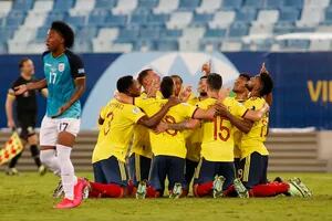 Colombia le ganó a Ecuador con un golazo preparado por Cardona que necesitó del acierto del VAR