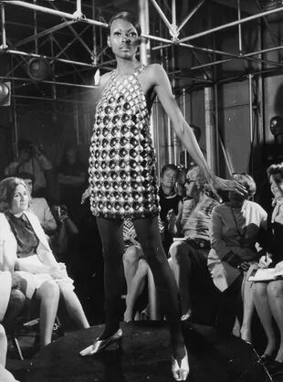 En 1966, el modisto causó sensación al presentar su trabajo en el hotel George V. Doce vestidos confeccionados con lo que llamó “materiales contemporáneos”, una colección de trajes metálicos que pesaban más de 30 kilos cada uno, piezas icónicas. Aquel desfile, además, entró en la historia por ser tener la primera pasarela con modelos afroamericanas desfilando.