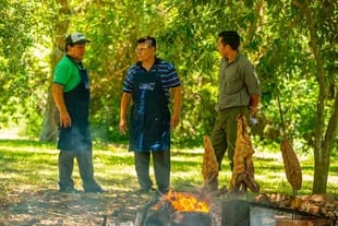 Los cocineros de la Red Iberá preparan el asado para un grupo de turistas en la Isla San Alonso