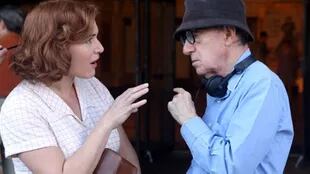 Kate Winslet y Woody Allen, durante un alto en el rodaje del film