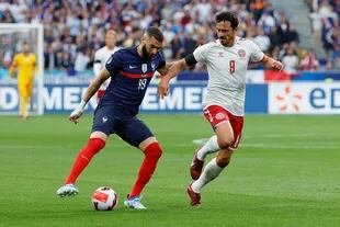 Karim Benzema y Thomas Delaney luchan por la pelota durante el partido que disputan Francia y Dinamarca por la torneo UEFA Nations League.