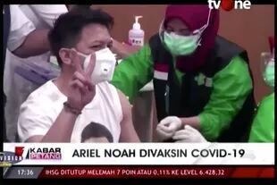 El cantautor indonesio de la banda Peterpan, Ariel Noah se puso la vacuna contra el coronavirus