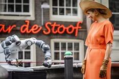 Con ayuda de un robot, Máxima inauguró un original puente en el barrio rojo de Ámsterdam