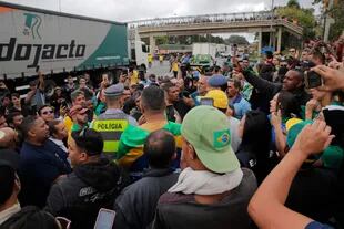 Un gruppo di sostenitori di Jair Bolsonaro blocca l'autostrada Castelo Branco, alla periferia di San Paolo.  Più di 250 blocchi stradali totali o parziali in almeno 23 stati sono stati segnalati dalla Polizia Stradale Federale (PRF) dai sostenitori di Jair Bolsonaro, 1 novembre 2022