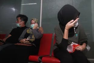 Con angustia, los familiares esperan novedades en el aeropuerto de Yakarta