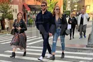 Liam Hemsworth fue captado caminando de la mano junto a una chica