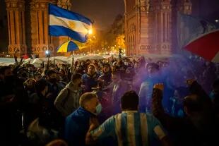 Argentinos y catalanes en las calles de Barcelona. AP/EMILIO MORENATTI