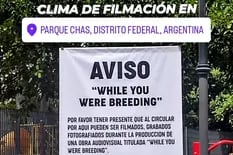 Polémica por un cartel que colocó una productora en Parque Chas que “se adueña del espacio público y de tu imagen”
