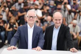El director del Festival de Cine de Cannes, Thierry Fremaux (izq.), Y el presidente del Festival de Cine de Cannes, Pierre Lescure, están decididos a probar que "el cine no ha muerto" con el lineup de este encuentro cinéfilo.