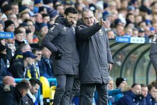 Bielsa habla con un asistente durante el partido de este sábado, que Leeds ganó con comodidad en su estadio