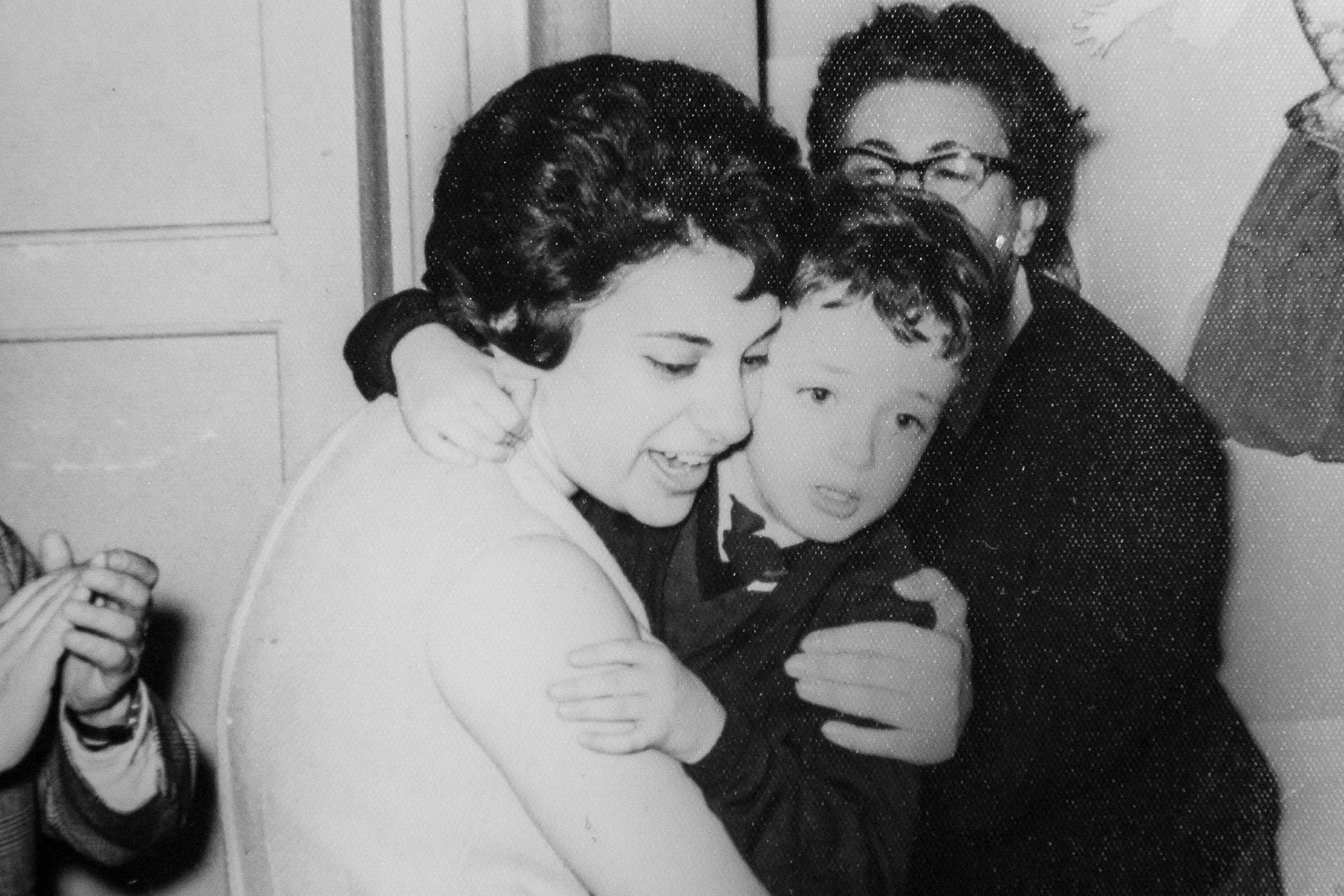 Gustavo Cerati en brazos de Dora, su tía confidente