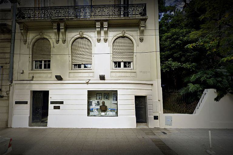 El edificio del Instituto, sobre Austria, a metros de Avenida del Libertador
