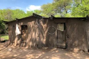 La familia Silvero vive en un rancho de adobe y techos de chapa