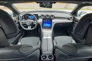 El interior del nuevo Mercedes-Benz C300 AMG-Line está dominado por una enorme pantalla tipo tablet