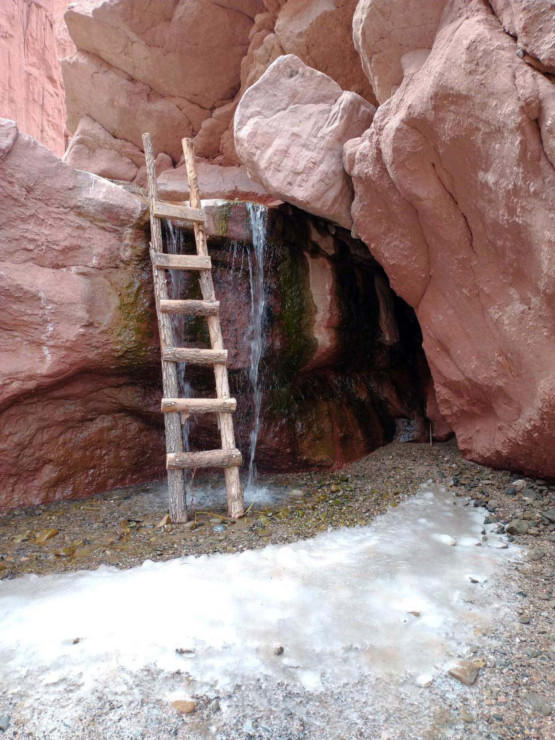 Escaleras salvan los desniveles que dan acceso a las cuevas.