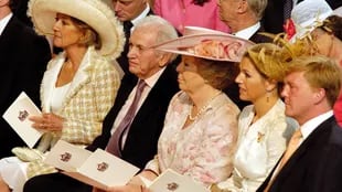 Familia reunida: María del Carmen y Jorge Zorreguieta, Beatriz de Holanda, la reina Máxima y el rey Guillermo durante un acto oficial