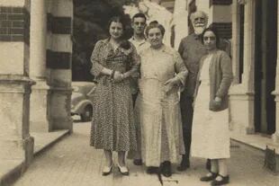 La familia Ayerza, junto al nieto César Bustillo, en Las hormigas
