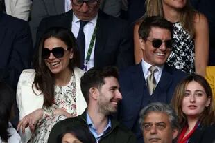 Hayley Atwell y Tom Cruise durante el décimo día de competencia en Wimbledon