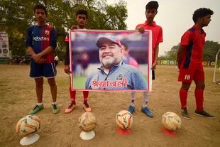 Tristeza y respeto: futbolistas en Allahabad, India. AFP/SANJAY KANOJIA
