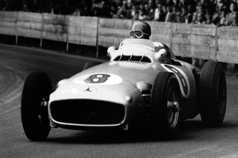 Juan Manuel Fangio logró títulos con cuatro marcas: Alfa Romeo, Mercedes, Ferrari y Maserati; el quíntuple campeón del mundo resultó el mejor piloto de la historia, según el estudio que publicó The Economist