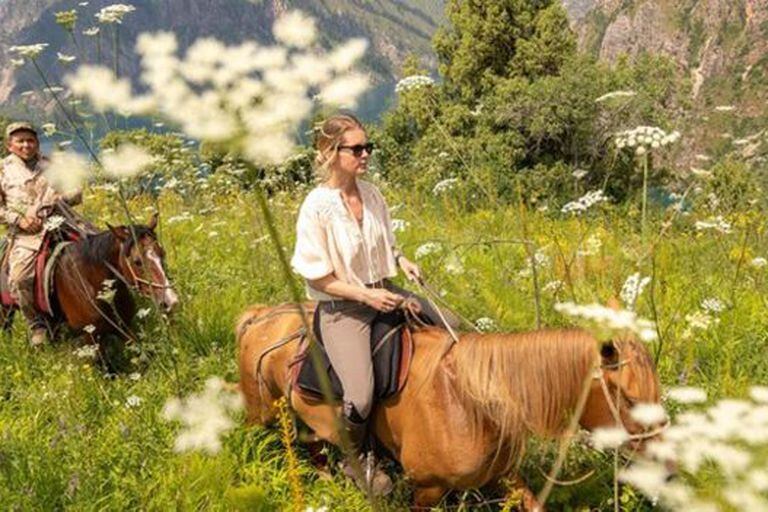 Alexandra Tolstoy organiza expediciones a caballo en Kirguistán. 