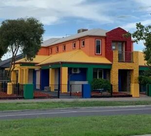 Esta casa está pintada con distintos colores