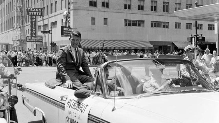 El astronauta Walter Schirra recorre Houston como un héroe en 1962
