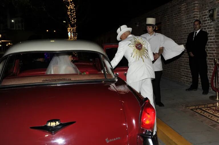 Los novios llegaron a su casamiento a bordo de un Kaiser Carabela color borravino modelo 59 