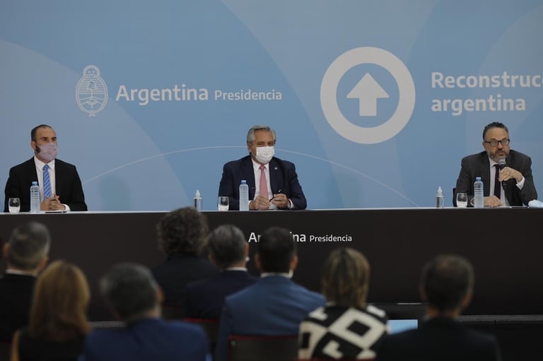 El presidente Alberto Fernández en un acto con los ministros Martín Guzmán y Matías Kulfas