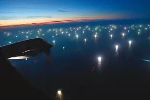 Un avión de de control marítimo de la Base Zar (Trelew, Chubut) llegó hasta las 200 millas, donde hay ciudades de barcos pescando calamar