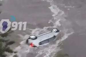 En medio de un fuerte temporal un auto fue arrastrado en Córdoba por el agua