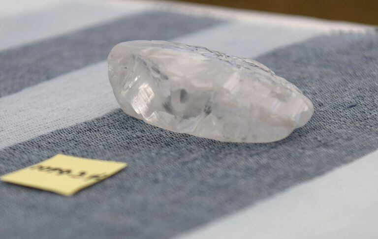 La firma de diamantes de Botswana, Debswana, dijo el 16 de junio de 2021 que había desenterrado una piedra de 1.098 quilates que describió como la tercera más grande de su tipo en el mundo.