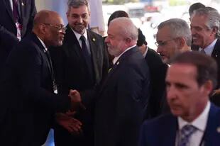Henry se saluda con Lula durante la cumbre de la Celac en Buenos Aires