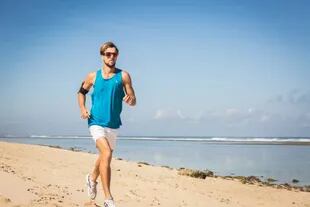 El riesgo más importante de correr en la playa es sobrecargar las articulaciones si el corredor no está preparado