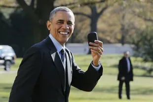 Obama muestra, sonriente, a los periodistas el celular olvidado