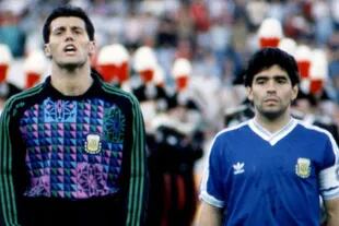 Goycochea y Maradona, durante los himnos, antes de jugar la final de Italia 90 contra Alemania Federal