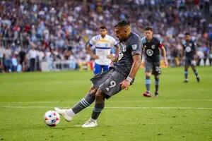 Wanchope Ábila: penal atajado y gol ante el equipo de Matías Almeyda en la MLS
