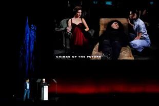 David Cronenberg presenta delante de una gigantesca pantalla las primeras imágenes de Crimes of the Future, su regreso al cine después de varios años