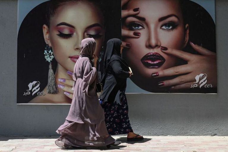 En las calles de Kabul, hasta hace unos pocos días se podía ver publicidad con mujeres luciendo maquillaje