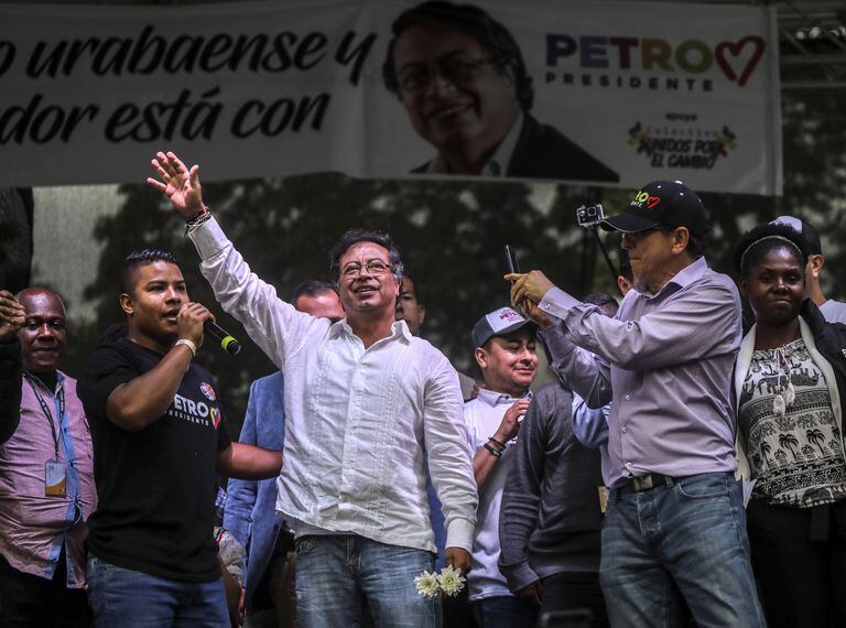 Gustavo Petro, obligado a renegar del chavismo por la crisis venezolana