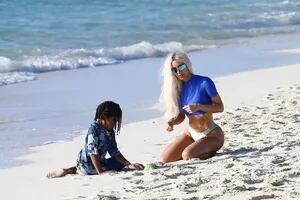 Del día de playa de Kim Kardashian al almuerzo de solteros de Maguire y DiCaprio en Saint Tropez