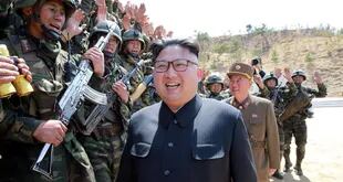 El líder norcoreano Kim Jong-un, ayer, durante una inspección a las tropas de operaciones especiales