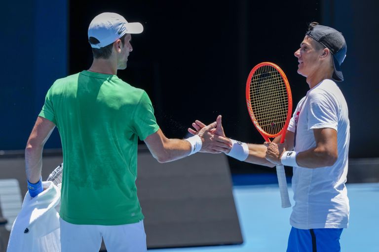 El saludo entre Novak Djokovic y Federico Coria, después de la sesión de práctica que realizaron en el Margaret Court Arena este jueves
