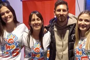Messi revoluciona Rosario: autógrafos y fotos en el country, cumpleaños y vigilia en la cancha de Newell’s